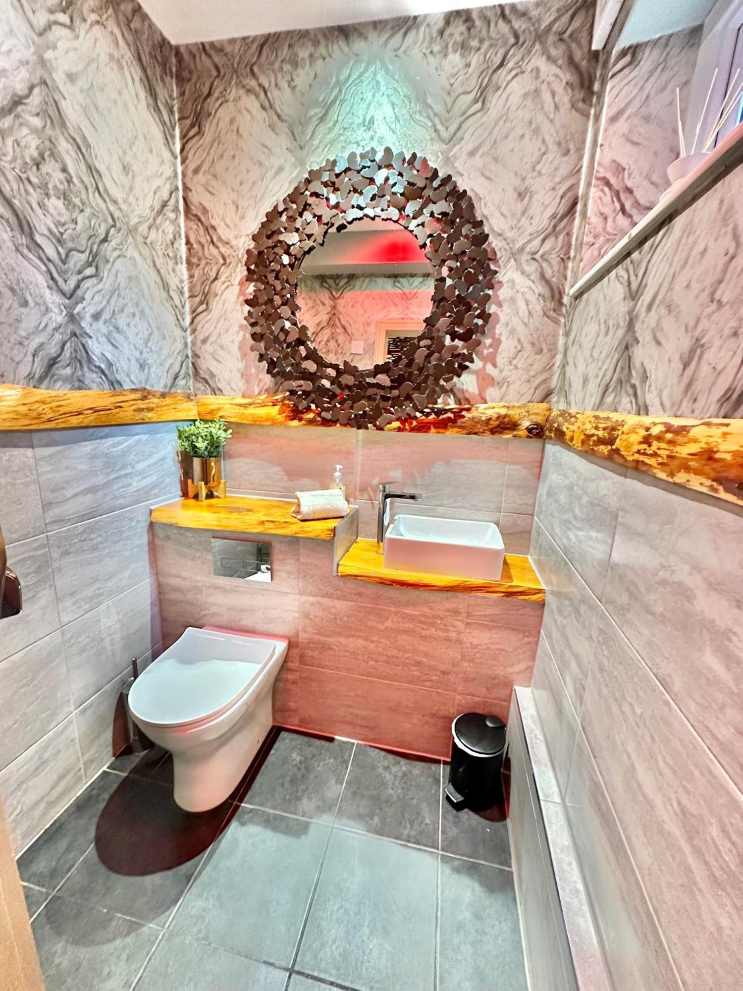 Beyond - Romantic Basement Apartment - Close To Beach - With Parking بورنماوث المظهر الخارجي الصورة